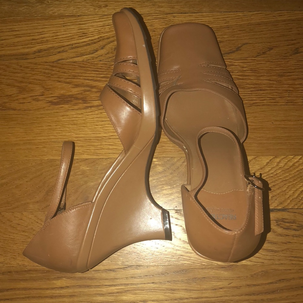 Kenneth Cole sand wedges, 8.5